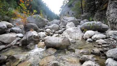 潺潺小溪，山涧，低水期的溪水